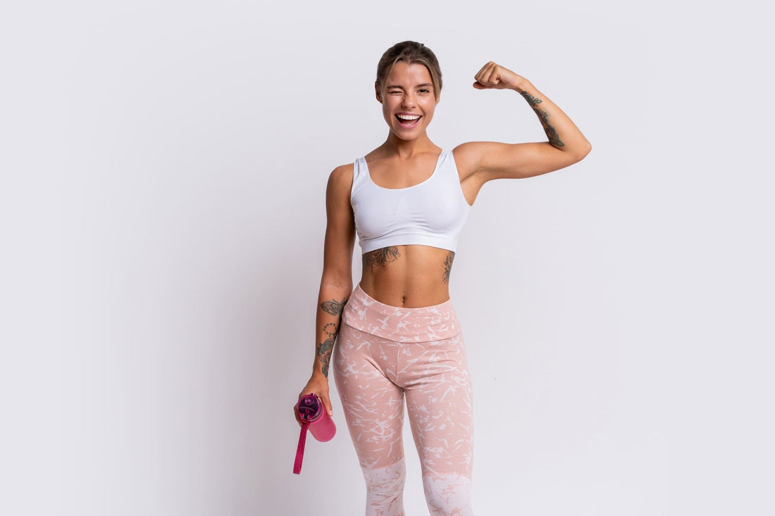 Sterke fitness vrouw drinkt coffee.