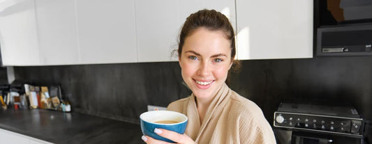 Vrouw met koffie in haar hand, De Koffiemeester