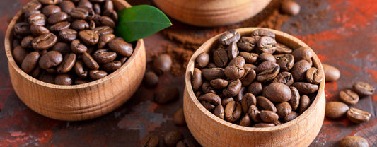 Versekoffiebonen van de Koffiemeester in een houten bakje, Arabica koffiebonen, single origin koffiebonen