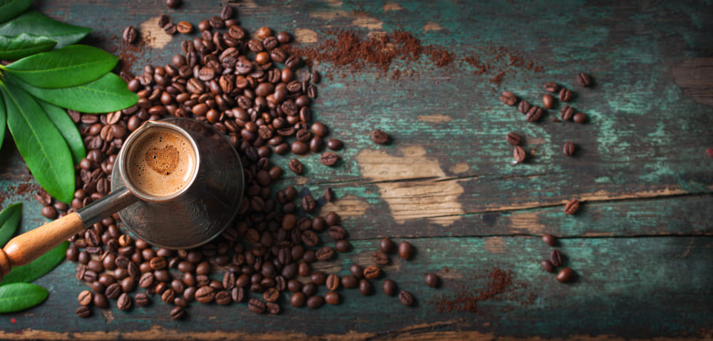Verse Arabica koffiebonen van De Koffiemeester en het cafeïnegehalte per kopje