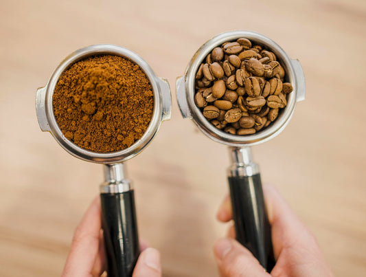 Foto van gemalen koffie en bonen koffie, link gemalen en recht bonen koffie