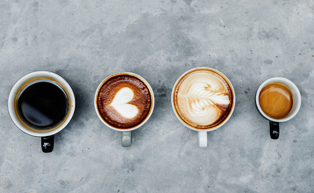 Bovenaanzicht van verschillende koffiesoorten naast elkaar, van espresso tot cappuccino