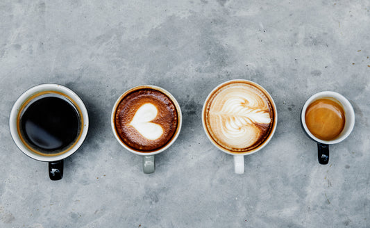 Bovenaanzicht van verschillende koffiesoorten naast elkaar, van espresso tot cappuccino