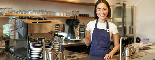 Barista schenkt verse espresso in de horeca met koffiebonen van De Koffiemeester