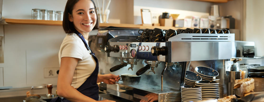 Barista zet espresso thuis met verse koffiebonen van De Koffiemeester