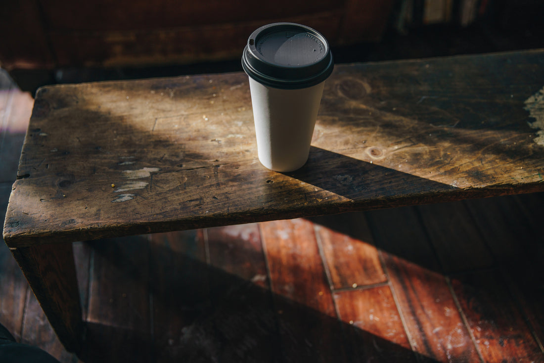 Kop verse koffie op houten tafel, gezet met de juiste koffie water verhouding