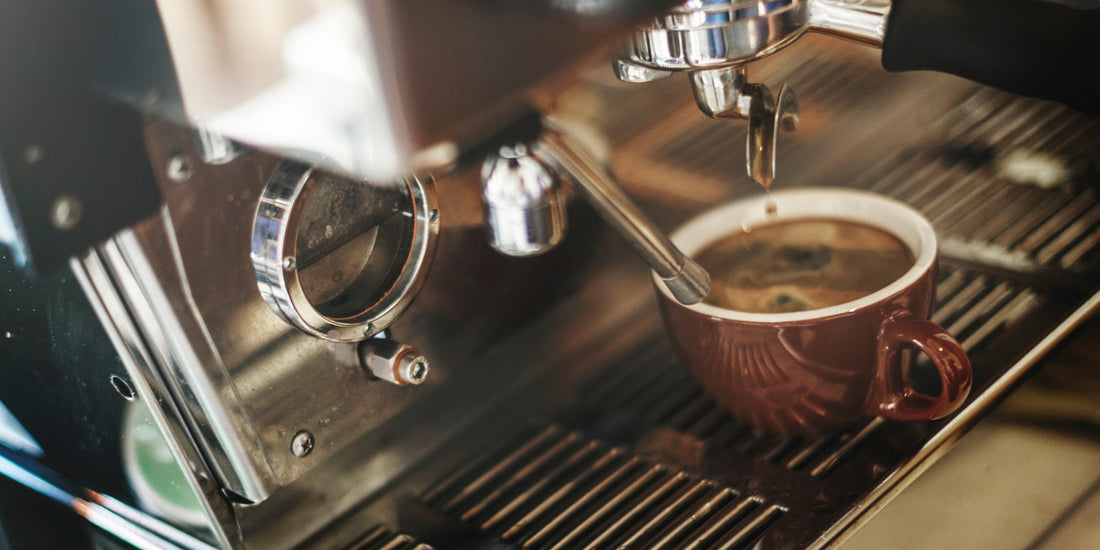 Close up van een espressomachine met stoompijp voor het opschuimen van melk
