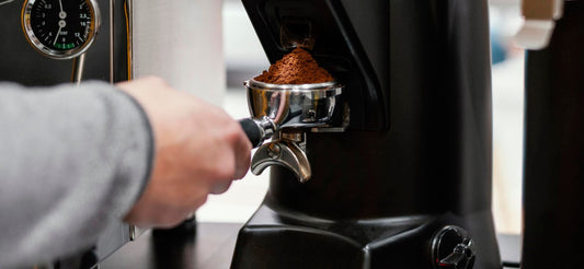 Verse koffiebonen die klaar zijn om gemalen te worden met een koffiemolen