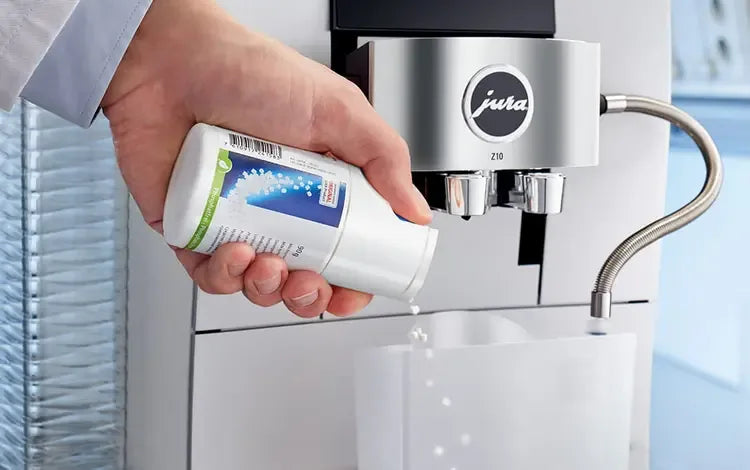 JURA Mini Tabs 24211 worden gedoseerd bij een JURA koffiemachine