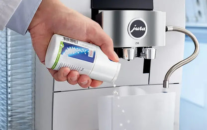 JURA Mini Tabs 24211 worden gedoseerd bij een JURA koffiemachine