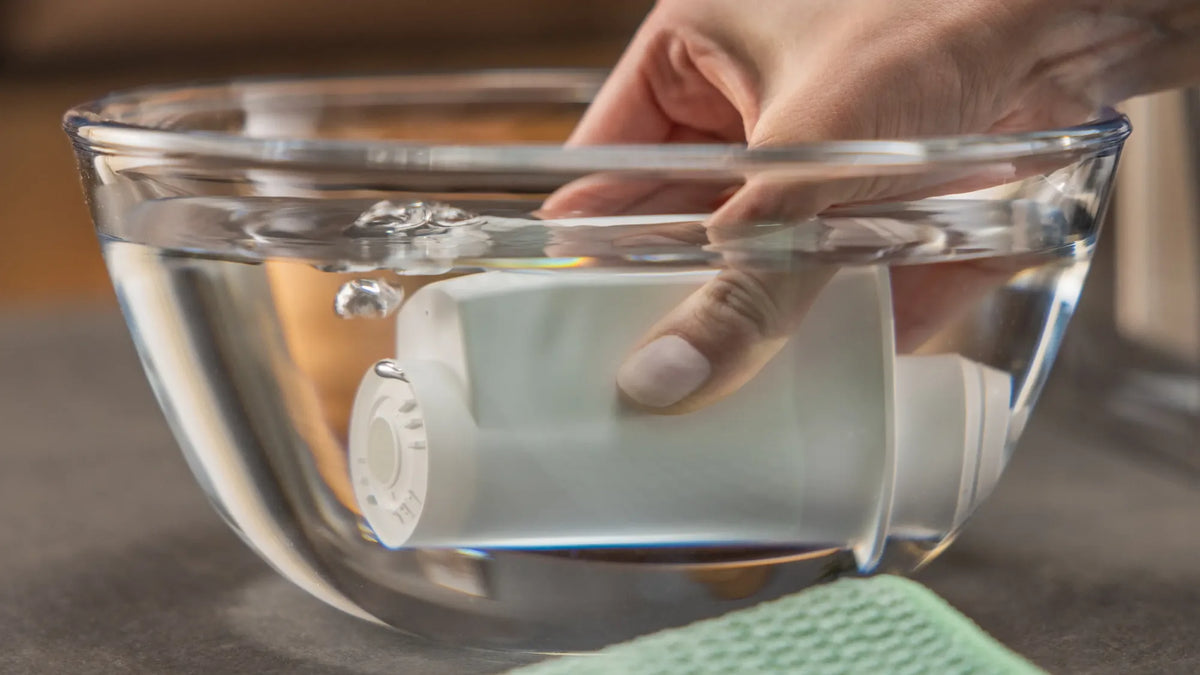 Siemens TZ70003 waterfilter wordt in een glazen kom met water ondergedompeld