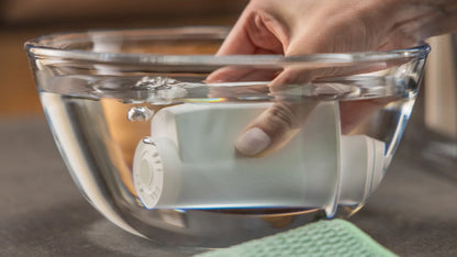Siemens TZ70003 waterfilter wordt in een glazen kom met water ondergedompeld