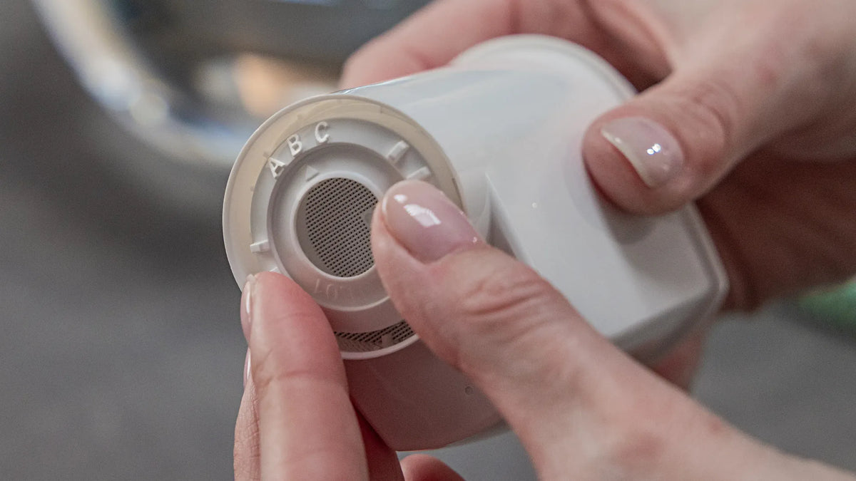 Aromaring van het Siemens BRITA Intenza filter wordt met de hand gedraaid