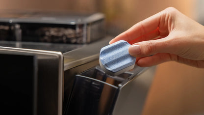 Siemens TZ80002A ontkalkingstablet wordt in de koffiemachine geplaatst